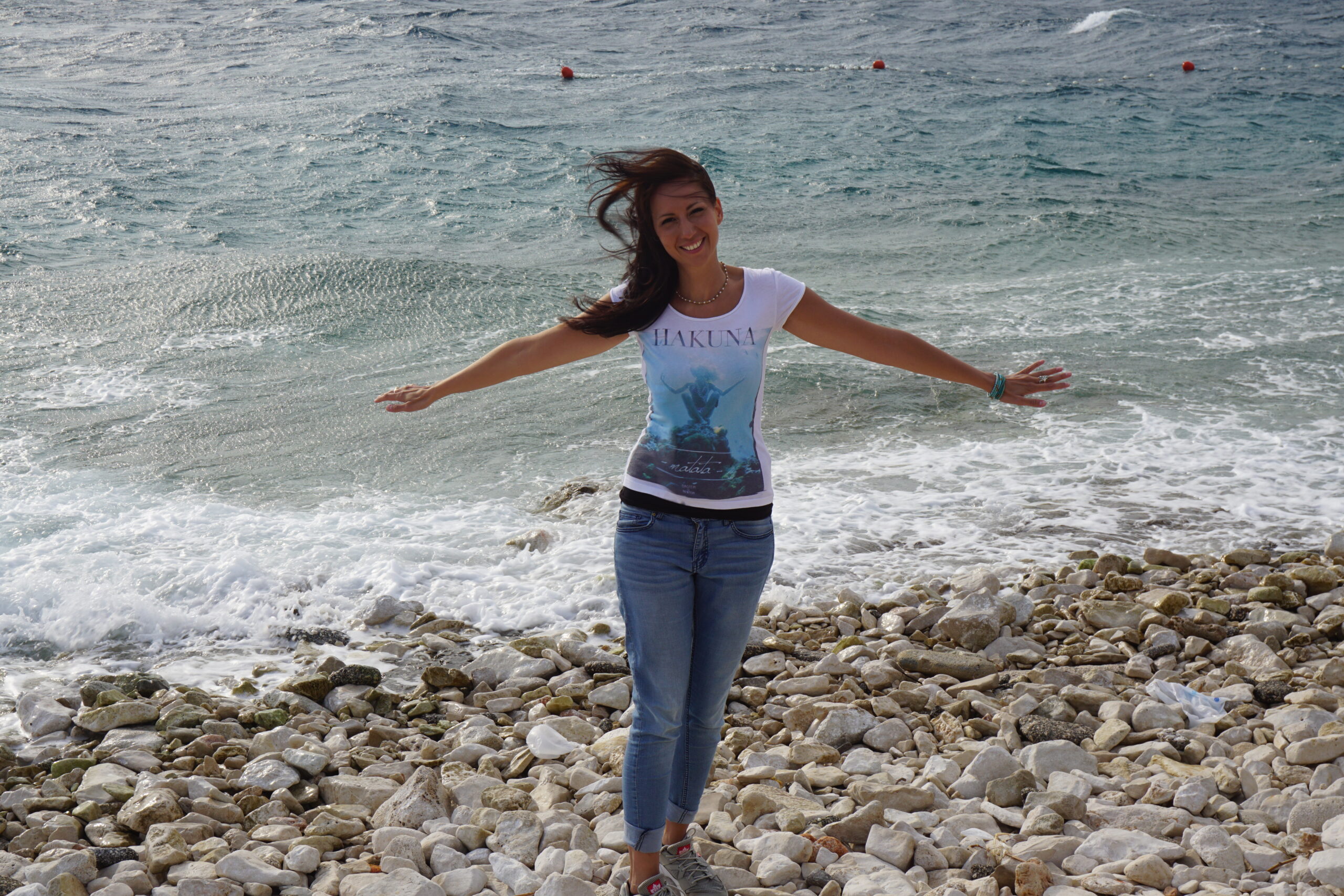 Julia von besonders verbunden am Meer