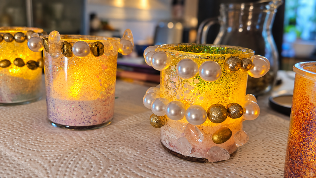 Windlicht basteln, DIY,Windlicht selber machen mit Kindern, Windlicht basteln mit Glitzer, Windlicht basteln Herbst Weihnachten, Regenbogen, Upcycling Ideen